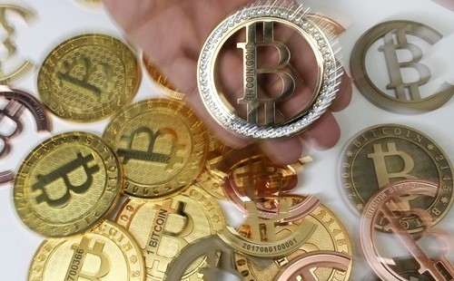 2018년 1월3일 서울 영등포구 비트심볼 사무실에서 관계자가 비트코인 주화 모형을 정리하는 모습.