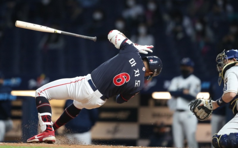 롯데 유격수 마차도가 NC 선발 송명기로부터 헤드샷을 맞고 쓰러져 병원으로 후송됐다.