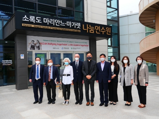 고흥군 소록도 찾은 주한오스트리아 대사 부부/사진=고흥군