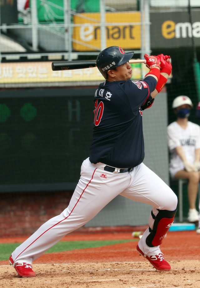 4일 인천SSG랜더스필드에서 열린 2021 KBO 리그 롯데 자이언츠 대 SSG 랜더스 경기, 4회초 롯데 공격 1사 2루 상황 4번타자 이대호가 1루타를 치고 있다