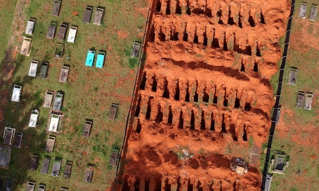 지난 3월 23일(현지시간) 브라질 수도 브라질리아의 한 공동묘지에 코로나19 사망자를 매장할 갓 파낸 구덩이가 보인다. 브라질의 코로나19 누적 확진자 수는 1천213만6615명, 사망자는 29만8843명으로 집계됐다.