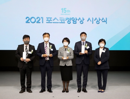 포스코청암재단이 4월 6일 포스코센터에서 제15회‘2021 포스코청암상’ 시상식을 가졌다. 왼쪽부터 백무현 KAIST 화학과 교수, 정수복 사천 용남중학교 교장, 이경림 아동복지실천회 세움 대표, 정한 아이쓰리시스템㈜ 대표이사, 김선욱 포스코청암재단 이사장/사진=광양제철소