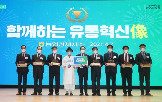(왼쪽부터) 구성농협 백복한 조합장, 창녕농협 성이경 조합장, 송파농협 이한종 조합장, 안동농협 권순협 조합장, 농협중앙회 이성희 회장, 대천농협 김중희 조합장, 흥덕농협 김낙철 상무, 충주농협 윤근수 상임이사, 합천축협 김용욱 조합장