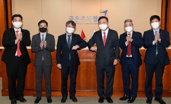 (왼쪽부터) 금융투자협회 김한조 국제부 과장, 팜 비엣 뚜안(PHAM VIET TUNG) 주한 베트남 대사관 이등서기관, 응우옌 부 뚱(NGUYEN VU TUNG) 주한 베트남 대사, 나재철 금융투자협회장, 금융투자협회 김진억 전략기획본부장, 금융투자협회 한재영 국제부장