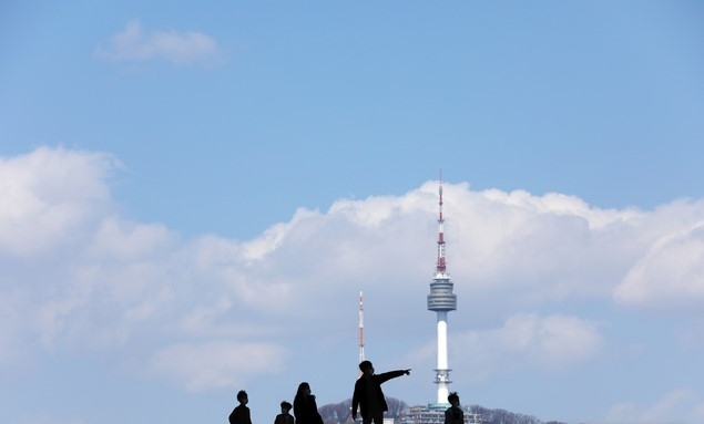 지난달 22일 오후 서울 용산구 국립중앙박물관에서 바라본 하늘이 맑다