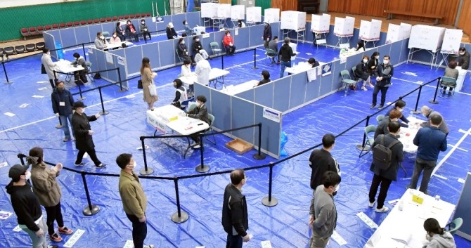 7일 오전 서울 송파구 잠전초등학교 체육관에 설치된 잠실본동 제4,5,6투표소로 시민들이 투료를 위해 입장하고 있다. (사진=양윤모 기자)