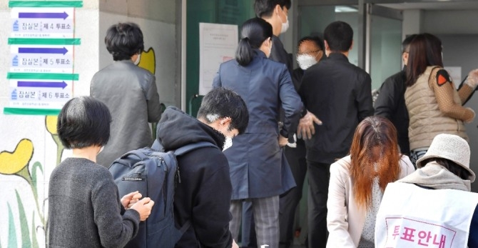 서울시장 보궐선거일인 7일 오전 서울 송파구 잠전초등학교 체육관에 설치된 잠실본동 제4,5,6투표소로 시민들이 투료를 위해 입장하고 있다. (사진=양윤모 기자)