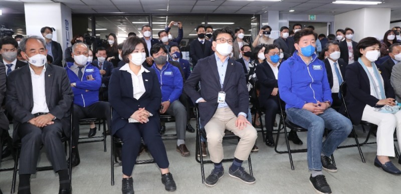 7일 오후 서울 종로구 안국빌딩에 마련된 4·7 재보궐선거 더불어민주당 박영선 서울시장 후보 캠프 상황실에서 진성준, 기동민 의원 등 더불어민주당 의원들과 지지자들이 방송3사(KBS,MBC,SBS) 공동 출구 조사 결과 발표를 굳은 표정으로 지켜보고 있다. (사진=뉴시스)