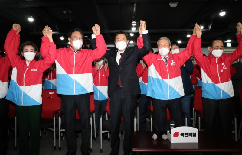 오세훈 국민의힘 서울시장 후보와 김종인 국민의힘 비상대책위원장이 7일 오후 서울 여의도 국민의힘 중앙당사에 마련된 개표상황실에서 4·7재보선 출구조사 결과를 바라보며 두손을 들어 환호하고 있다. (사진=뉴시스)