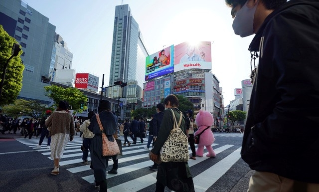 7일 일본 도쿄에서 마스크를 쓴 시민들이 시부야구에 있는 횡단보도를 건너고 있다. 도쿄도는 이날 555명의 코로나19 신규 확진자가 발생했다고 확인했다.