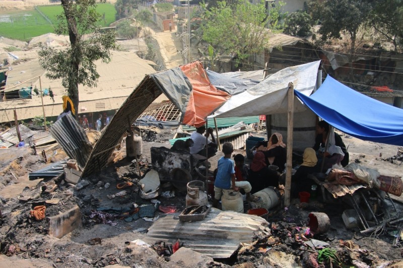 화재로 전소된 거주지 터에 임시 천막을 설치한 로힝야 난민 가족이 머물고 있다.  ⓒ Ummay Habiba, 세이브더칠드런 제공