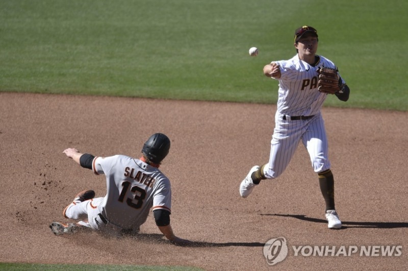 김하성(오른쪽)이 1회 더블플레이를 합작하고 있다. [샌디에이고 AP=연합뉴스)