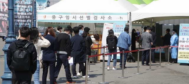 0시 기준 코로나19 일일 신규 확진자가 668명으로 집계된 7일 서울역 임시선별검사소를 찾은 시민들이 검사를 위해 줄을 서 있다.