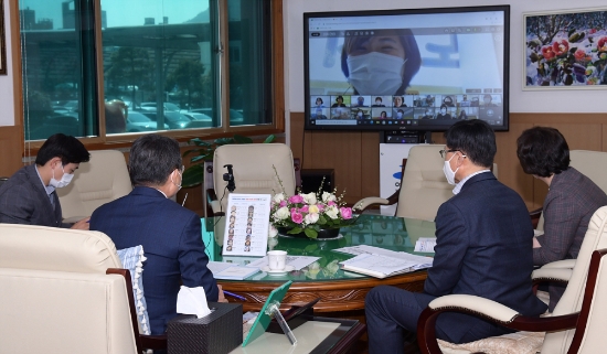 권오봉 여수시장이 지난 7일 오후 시청 시장실에서 여수시 평생학습 동아리 연합회 임원 및 회원 16명과 화상으로 ‘온택트 사랑방 좌담회’를 하고 있다./사진=여수시