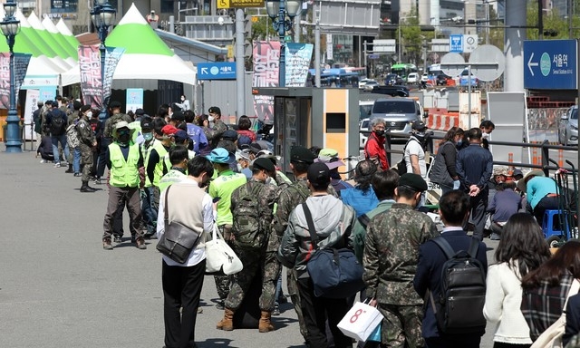 코로나19 신규 확진자가 석 달 만에 700명대를 기록한 지난 8일 서울 중구 서울역 광장 코로나19 중구 임시선별검사소에서 시민들이 검사를 기다리고 있다.