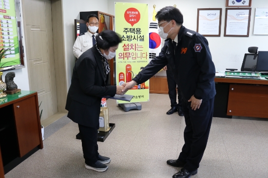 무안소방서, 인명구조한 민간인 안전영웅 표창 수여/사진=무안소방서