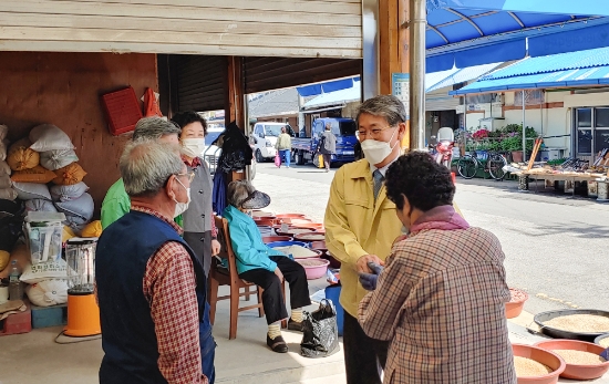 김순호 구례군수, 5일시장 노후전선 정비 현장 점검/사진=구례군