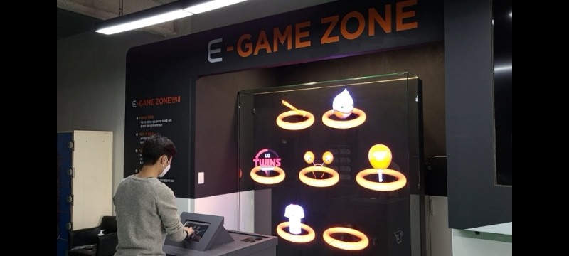 대전 한화생명 이글스파크를 찾은 관람객이 ㈜코스윌에서 선보인 인터랙티브 3D 홀로그램 게임에 참여하고 있다. 