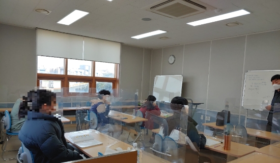 학교 밖 청소년 지원센터는 코로나19로 어려움을 겪고 있는 학교 밖 청소년을 대상으로 생활 상태 점검 모니터링, 간편식 급식, 검정고시 교재 지원 및 대면·비대면(온라인) 교과(영어, 수학, 과학)수업, 문화체험, 자기계발 프로그램을 무료로 제공하고 있다/사진=영암군