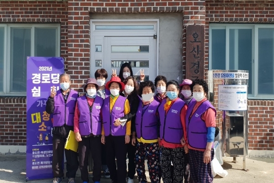 신안군 증도면의 지역사회보장 증진을 위한 민관협력 기구인'증도면지역사회 보장협의체'는 각종 위기문제를 극복하고자 슬로건‘보물섬 증도 살펴 지키기’를 내세워 협의체 운영에 적극 참여하고 있다/사진=신안군