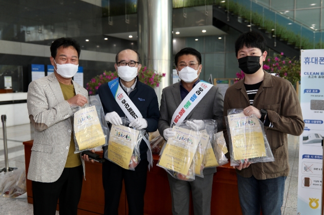 우측에서 두번째 우리농업지키기운동본부 김용택 대표, 세번째 유찬형 농협중앙회 부회장