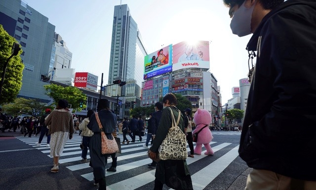 7일 일본 도쿄에서 마스크를 쓴 시민들이 시부야 구역 건널목을 건너고 있다.