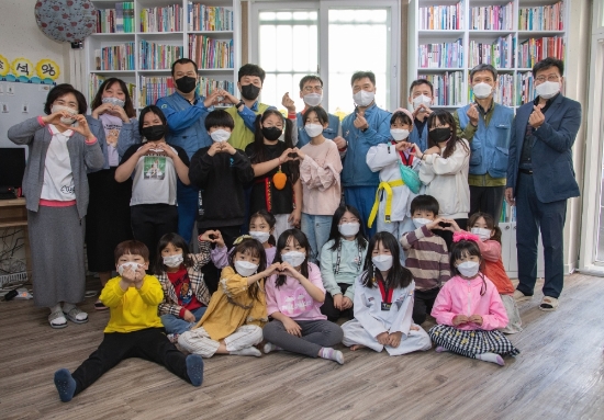 광양제철소 목공예 재능봉사단, 덕례지역아동센터 방문/사진=광양제철소