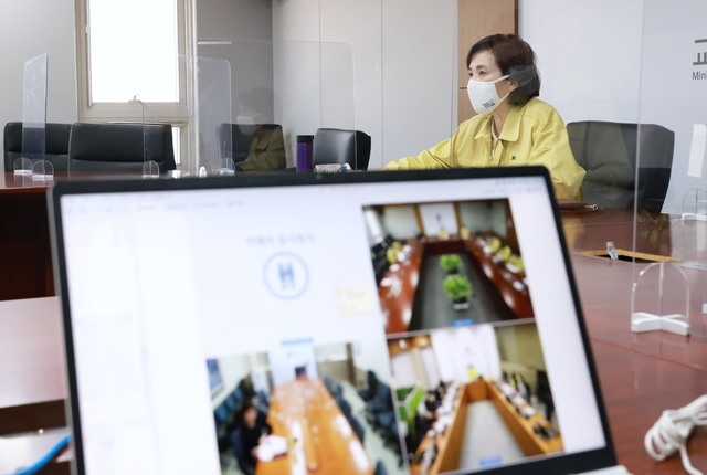 유은혜 부총리 겸 교육부 장관이 7일 세종시 정부세종청사에서 정은경 질병관리청장, 최은화 서울대 교수 등과 함께 코로나19 학교 방역 관련 영상회의를 하고 있다. (사진=교육부 제공)