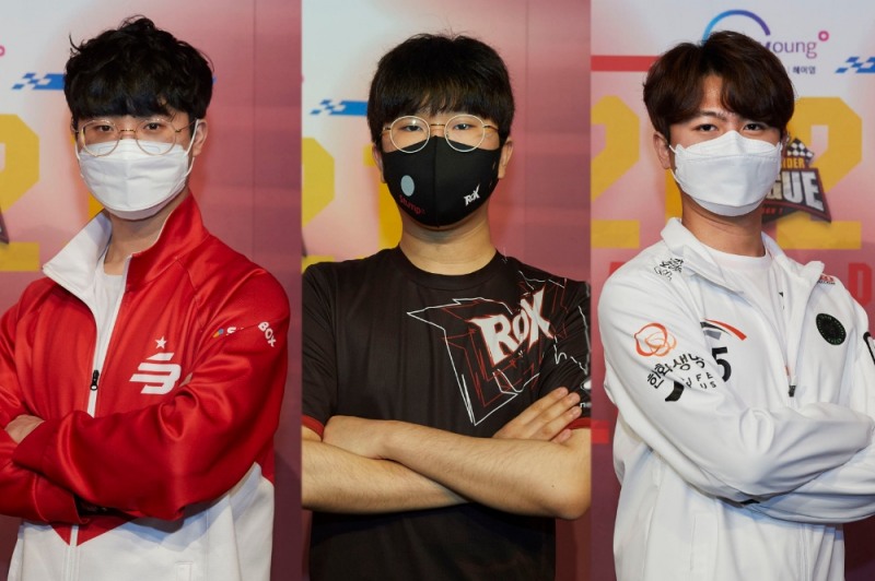 개인전 16강 1경기에서 경합하는 박인수, 이재혁, 최영훈(사진=넥슨 제공).