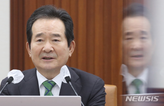 정세균 국무총리가 9일 오전 서울 종로구 정부서울청사에서 열린 코로나19 대응 백신·치료제 상황점검회의에 참석해 발언하고 있다.