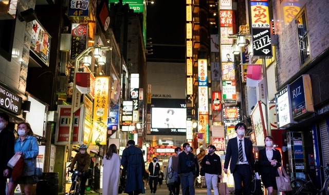 일본 도쿄 환락가 신주쿠에서 9일 밤 술집과 식당을 찾아가는 시민들이 코로나19 예방을 위해 마스크를 착용한 채 바쁘게 움직이고 있다.