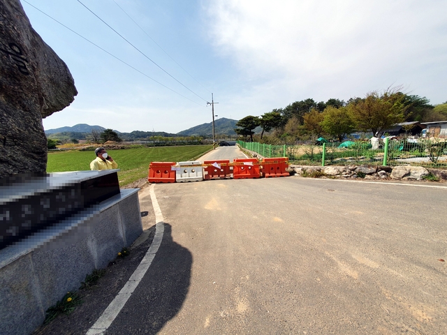 전남 순천시에서 9일 오전 12명의 코로나19 확진자가 발생해 시골 마을 두곳이 코호트 격리 조치된 가운데 4명의 확진자가 거주하고 있는 것으로 파악된 주암면의 한 마을 입구가 이동제한으로 차단돼 있다. (사진=독자 제공)