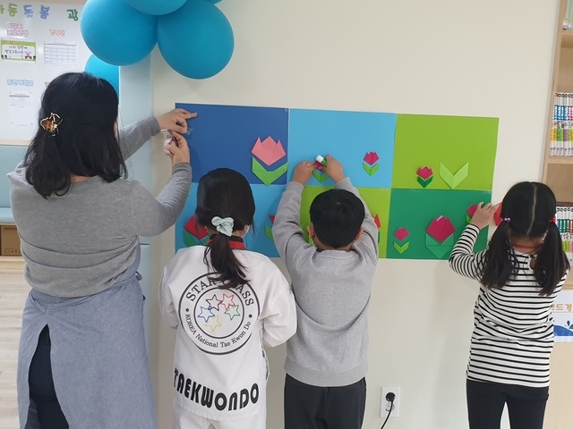 지난 9일 경기도 아동돌봄센터에서 아이들이 종이접기 수업에 참여하고 있다.