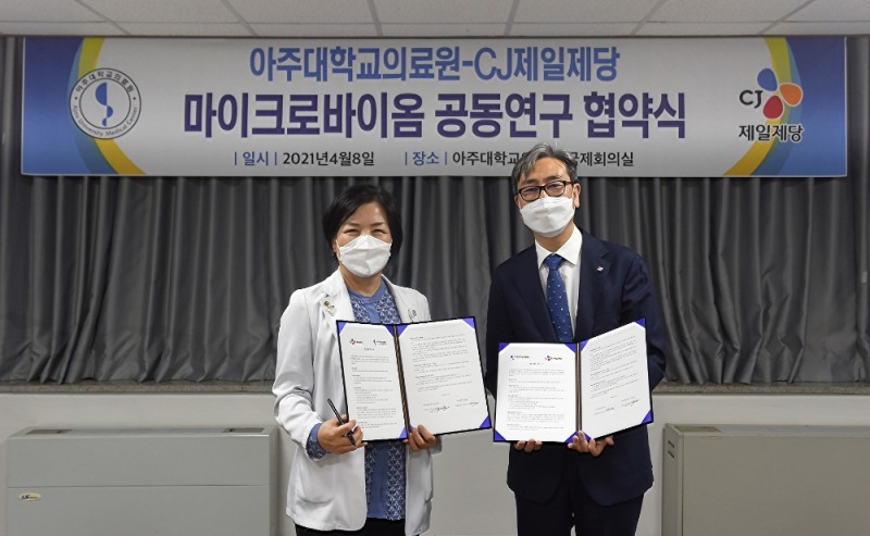 지난 8일 경기 수원시 아주대 의료원에서 MOU를 체결하고 포즈를 취한 황윤일(오른쪽) CJ제일제당 바이오사업부문장과 박해심 아주대 의료원장 (사진=CJ제일제당 제공)