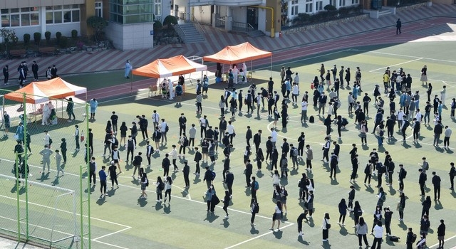 대구 수성구의 한 고등학교에서 코로나19 확진자가 발생한 6일 학생들이 진단검사를 받기 위해 운동장에 줄지어 차례를 기다리고 있다.