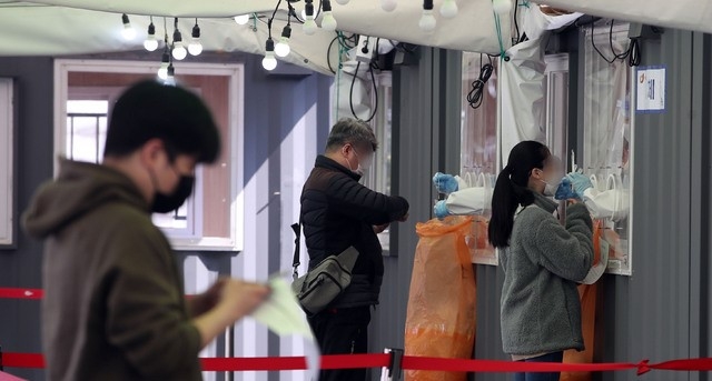 국내 코로나19 확산세가 지속하면서 신규 확진자 수가 사흘 연속 600명대를 기록한 11일 오전 서울 중구 서울역 광장에 마련된 임시 선별검사소에 시민들이 검사를 받고 있다.