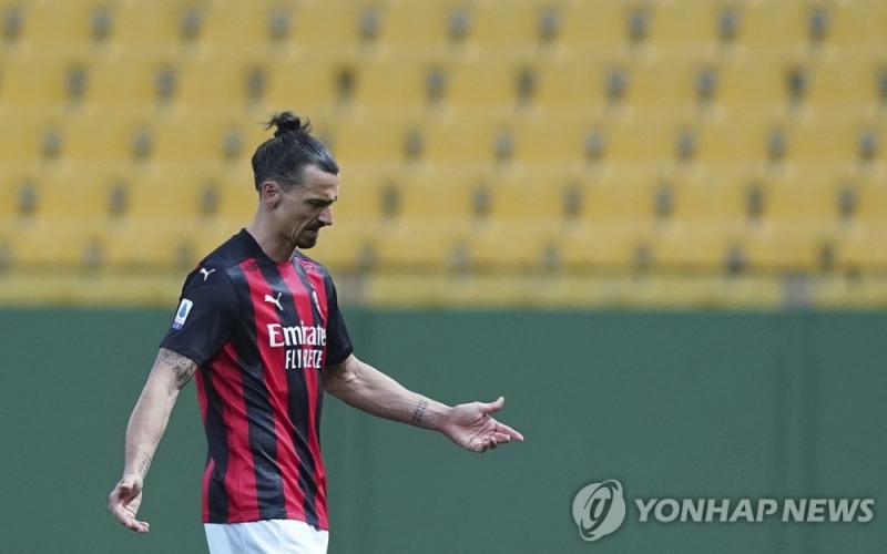 퇴장당하는 AC밀란의 즐라탄 이브라히모비치 (AP=연합뉴스)