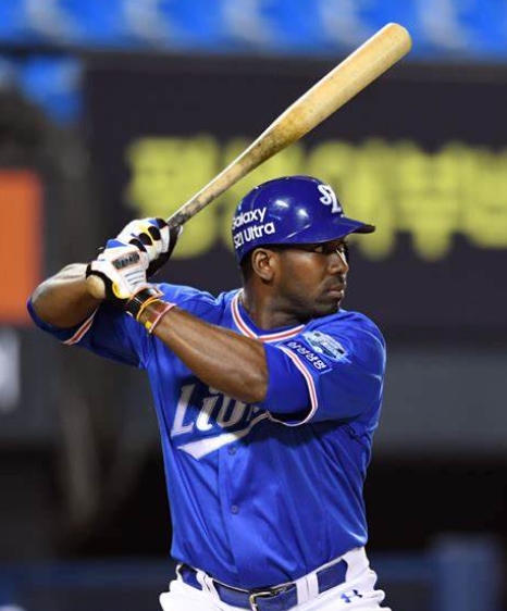 삼성의 새 외국인타자 호세 피렐라가 2게임 연속 홈런을 터뜨리며 팀을 4연승으로 이끄는 발판을 만들었다.