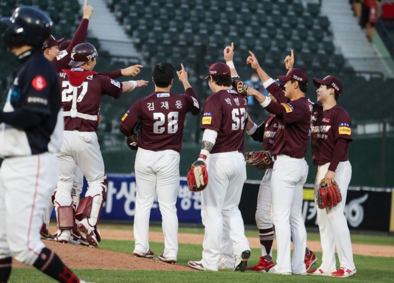비디오판독에 대한 항의로 홍원기 감독이 퇴장을 당한 키움이 연장 11회끝에 역전승을 거둔 뒤 승리의 기쁨을 나누고 있다.