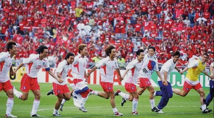2002 한일월드컵에서 언더독에도 끼지 못했던 한국축구는 사상 처음으로 4강 신화를 이뤄 세계축구계를 깜짝 놀라게 헀다.