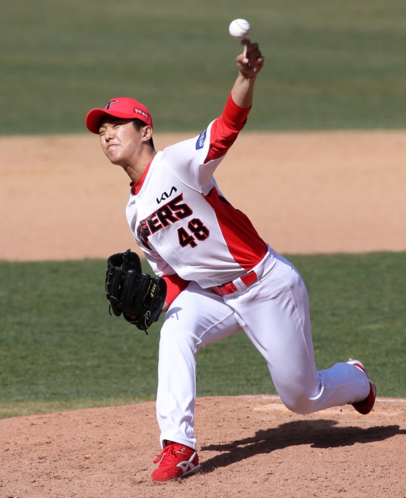 KIA의 이의리는 키움을 상대로 6회 2사까지 3피안타 2실점으로 멋진 프로데뷔전을 거졌으나 박병호에게 허용한 2점홈런이 옥의 티였다.[연합뉴스'