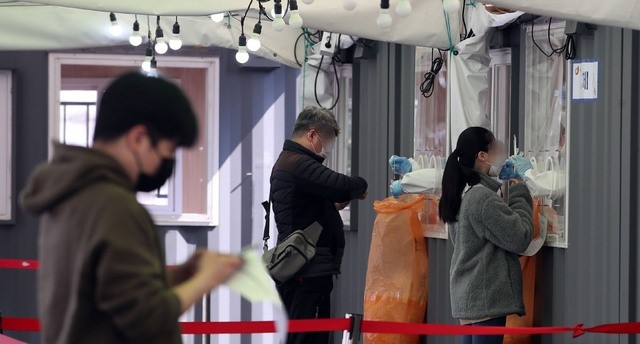 지난 11일 오전 서울 중구 서울역 광장에 마련된 임시 선별검사소에 시민들이 검사를 받고 있다.