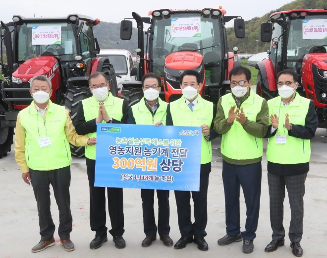이성희 농협중앙회장(사진 왼쪽에서 세번째), 이개호 국회의원(사진 왼쪽에서 두번째, 국회 농림축산식품해양수산위위원장), 김영록 전라남도지사(사진 왼쪽에서 네번째), 이상익 함평군수(왼쪽에서 다섯번째), 장승영 해남농협조합장(맨왼쪽)