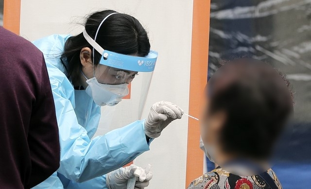 코로나19 신규 확진자 558명 발생하며 3일 연속 500명 이상을 기록하고 있는 2일 오후 서울 중구 국립중앙의료원 코로나19 선별진료소에서 사람들이 코로나19 검사를 받고 있다.