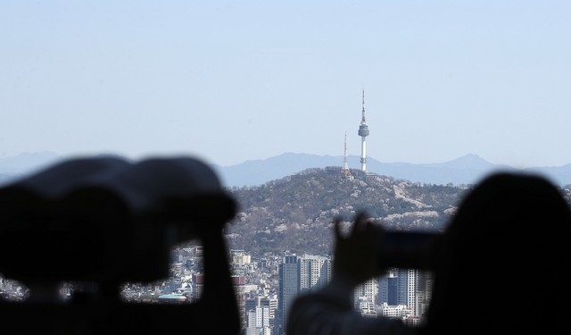 미세먼지와 초미세먼지 농도가 '좋음' 수준을 나타낸 지난 5일 오전 서울 영등포구 63아트 전망대에서 바라본 서울하늘이 파랗다.