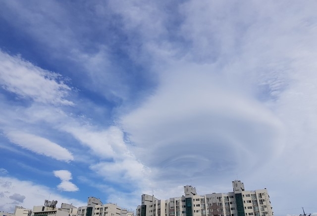 제주시 노형동 인근 하늘에 일명 '렌즈구름'이 떠올라 신비한 분위기를 자아내고 있다. 렌즈구름은 강한 바람에 습한 공기가 산을 넘어가며 만들어진다.