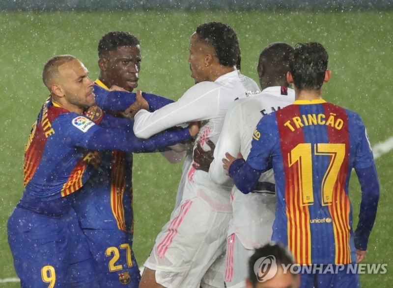 '엘 클라시코'에서 몸싸움을 펼치는 바르셀로나와 레알 마드리드 선수들. [EPA=연합뉴스 자료사진]
