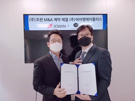 조윈 차지운 대표(왼쪽)와 아이엠에이플러스 박상민 대표가 M&A 합의서를 들고 기념촬영하고 있다