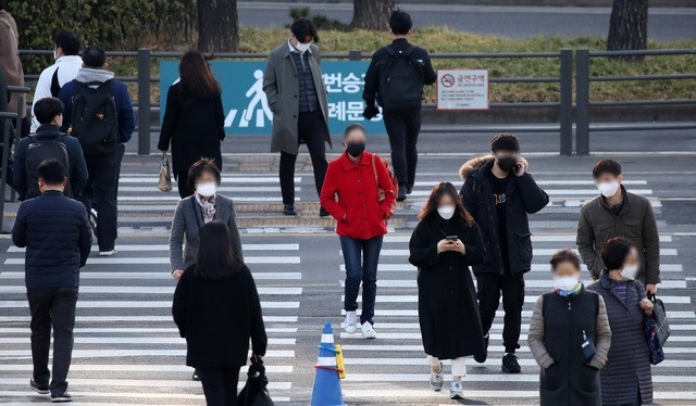 전국에 찬바람이 불며 꽃샘추위가 찾아온 지난달 22일 오전 서울역에서 시민들이 두꺼운 옷을 입고 발걸음을 옮기고 있다.