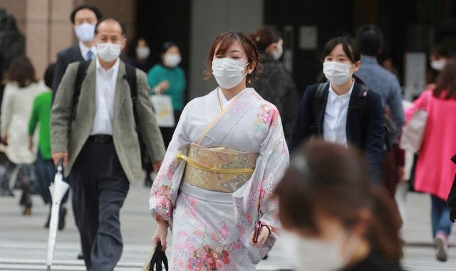 13일 일본 도쿄에서 코로나19의 확산을 막기 위해 마스크를 쓴 사람들이 거리를 걷고 있다. 오사카부에선 이날 코로나19 신규 확진자가 1000명을 넘어서 역대 최다를 기록했다.